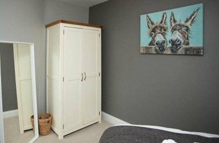 Amazing 3 Bedroom Home, Prime Bt1 Postcode And City Centre Location Belfast Kültér fotó